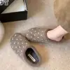 Nueva colección otoño e invierno 2026: Pantuflas de mezcla de lana con lunares grises, zapatos cerrados tipo slip-on, forradas de felpa para mayor calidez, zapatos de algodón