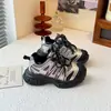 Sapatos para meninas 2026 nova coleção de outono: tênis de corrida infantis de couro, tênis da moda estilo rua para meninos, versáteis tênis 'dad shoes'