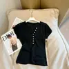 Top de punto minimalista estilo coreano con cuello en V y botones para mujer, camiseta de manga corta versátil de verano con ajuste holgado y borde enrollado