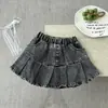 Roupa Infantil Estilo Coreano para Meninas 2026 Novo Conjunto de Verão para Bebês Meninas, Regata Listrada Estilo Academia e Saia Plissada Jeans