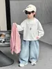 Elegante y moderno conjunto de otoño para niños, tres piezas con camisa y jeans, nuevo modelo 2026, ropa infantil guapa para niños