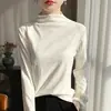 Elegante nova camisa base gola alta parcial estilo chinês para mulheres, com padrão jacquard e bordado tradicional chinês, perfeita como camada interna para looks de início de primavera.
