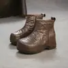 Jie Zhou 2026 Outono Novo Estilo Primeira Camada Couro Bovino Estilo Retrô Francês Salto Escondido Botas de Cano Curto Bico Redondo Aumento de Altura Versátil Sapatos Femininos
