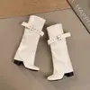Botas de cano alto estilo western com fivela de metal, para mulheres no outono, perna larga solta, plissadas, para montaria, emagrecedoras, sola plana, cano alto, couro
