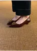 Primeiro Encontro Temporada Retro Francês Fivela Quadrada Bico Fino Couro Envernizado Sapatos de Salto Baixo Femininos Versátil Novo para o Trabalho Salto Gatinho Elegantes Sapatos Femininos
