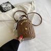Bolsa de ombro feminina popular deste ano, com bordado de textura nicho, nova 2024, versátil, bolsa de mão, bolsa tipo balde