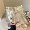 Bolso tipo cubo casual transfronterizo para mujer, nuevo bolso tote diario de gran capacidad para estudiantes, versátil bolso de hombro y cruzado para el trabajo