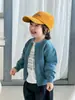 Roupas Infantis Outono 2026 Novo Cardigan de Tricô para Bebê Estilo Outono Versão Coreana Roupa Infantil Suéter Jaqueta para Meninos e Meninas