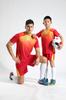 Atacado grupo personalizado impressão-secagem rápida adulto crianças vermelho e amarelo mudança de cor padrão futebol manga curta traje de treino Futebol