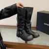 Botas de motocicleta de cano alto estilo britânico, estilosas e modernas, para mulheres, com fivela de cinto, afinam as pernas, botas longas de bico redondo para uso diário