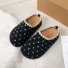 Chinelos de sola grossa, bico fechado, antiderrapantes, estilo casual Birkenstock feminino, outono/inverno 2026, confortáveis, fáceis de calçar, de bolinhas, retrô, para uso externo
