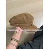 Muy fácil de llevar, el sombrero octagonal de gamuza color marrón Maillard para mujer tiene un aire invernal, con la copa plana y un estilo de boina vintage de repartidor de periódicos.