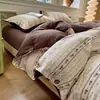 Juego de cuatro piezas de gasa de doble capa estilo botón grado A, funda nórdica y funda de almohada de algodón puro, adecuado para dormitorios de estudiantes, juego de cama de tres piezas