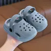2025 Nuevos Zuecos de Playa para Niños Verano Exterior Niños y Niñas Sandalias Pequeñas y Medianas Ropa Exterior Zapatillas Antideslizantes para Bebé
