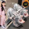 Zapatos de algodón para niños, nuevo estilo invierno 2025, forro de felpa, cálidos, modernos y versátiles, suela suave, tipo "dad shoes" para niños y niñas.