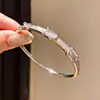 Pulseira de Letra com Zircônia Banhada a Ouro 18K Real Estilo Levemente Luxuoso Moda Versátil para o Dia a Dia Joia de Mão com Toque Sofisticado