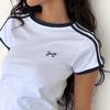 2025 Nuevo Estilo de Verano Camiseta Casual de Manga Corta para Mujer con Contraste en Blanco y Negro, Bordado de Lazo y Puntadas de Moda