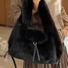 Bolso de mujer elegante de alta gama 2026 nuevo de moda versátil de felpa de mano de un solo hombro moda retro bolso cubo