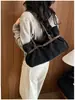 26 Coleção Outono/Inverno: bolsas de grife nicho para mulheres, com um visual sofisticado, uma bolsa pequena de mão com fivela de cinto, um design único e minimalista, e versatilidade no estilo