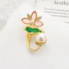 Broche de aleación con delicada hoja de loto verde y ramillete de temperamento de perla para mujer, broche con alfiler de aceite con gota de placa, venta al por mayor