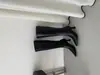 Botas longas de salto alto fino com bico fino, botas longas em patchwork, botas de corte justo, novo modelo 2026, botas altas com zíper traseiro, cor preta e caramelo, femininas