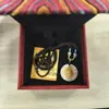 Fabricante OriginalColgante del Dios de la Riqueza Amarillo Pintado en Oro de Plata Pura, Collar de Aleación Gruesa Doble Cara Pintado en Oro y Plata, Puede Pasar por un Espectrómetro
