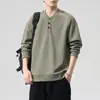 Sudadera de alta gama estilo japonés con cuello Henley y manga larga para hombre, nueva colección de otoño, capa interior de corte holgado, sudadera retro americana al por mayor