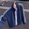 Chaqueta cárdigan azul oscuro de tres rayas para hombre primavera y otoño cleanfit cuello alto chaqueta de béisbol empalme de rayas sudadera moderno