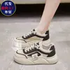 2026 Verano Nuevos Zapatos Blancos para Mujer Malla Transpirable Zapatos de Tabla para Estudiantes Zapatos Casuales Versátiles Suela Gruesa que Aumenta la Altura Modernos