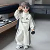 Nueva colección primavera/otoño 2026: Conjunto deportivo estilo coreano para niños, con sudadera de media cremallera y pantalones, un elegante conjunto de dos piezas