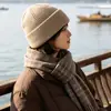 Gorro de punto para mujer, nuevo estilo otoño/invierno 2026, gorro cálido para ciclismo, viajes al aire libre y montañismo, hace que la cara se vea más pequeña