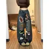 Chao Li tiene stock Pantalones de pierna ancha de mezclilla lavada con bordado de dibujos animados para mujer, diseño de colgante de verano, pantalones holgados de pierna ancha