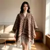 Novo Xale Grande Quente com Franjas Espessas de Cor Sólida Versátil para Mulheres Outono Inverno Jacquard Simples de Alta Qualidade