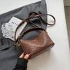 A popular bolsa pequena feminina de outono 2023 New Fashion bolsa mensageiro de ombro tecido saco de travesseiro portátil tecido deste ano