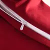 Venta al por mayor del fabricante Juego de cuatro piezas de color sólido de lujo ligero Rojo brillante Sábanas de cama bordadas para bodas Funda de edredón Algodón lavado Ropa de cama cepillada