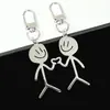 Llavero con colgante de pareja de grafiti de acero inoxidable exclusivo transfronterizo, figura pequeña, llavero de hombre palo grande