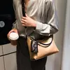 Bolsa Grande de Capacidad para Mujer 2026 Nuevo Nicho Retro Bolso Tote para Viajes Diarios Bolso de Hombro Cruzado Simple de Gama Alta
