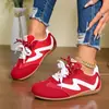 Nova coleção de primavera e outono de sapatos casuais listrados com forro de fleece respirável para mulheres, apresentando um estilo de treino alemão, cadarços e adequados para uso ao ar livre