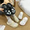 2025 Nuevos Zuecos Versátiles Lindos Azules a Cuadros Manzana Gato Kt Serie Azul con Plantillas Desmontables DIY y Dijes para Zapatos