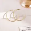Pendientes Brillantes con Forma de C Galvanizados en Oro Real Pendientes Curvos de Nicho Normcore Europeo y Americano Pendientes Exquisitos Versátiles para Mujer