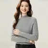 Suéter 100% cachemira pura modelo 2026 para mujer, con cuello semi-alto, diseño de punto acanalado, ajuste suave y cómodo, y adecuado para usar en capas en otoño e invierno.