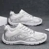 Tênis de Treino Masculino 2026 Primavera Nova Moda Antiderrapante Sola Grossa Couro Emagrecedor Confortável Versátil Casual Sapatos Esportivos