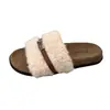 Chinelos peludos femininos para uso externo, nova coleção outono/inverno 2026, com sola grossa, fivela de metal, estilo de luxo, pelúcia, sola plana e design slip-on para uso em casa