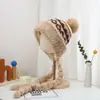 Nuevo Sombrero de Peluche 2025 para Mujer Otoño e Invierno Cálido a Prueba de Viento Protección para los Oídos Gorro Tejido Ciclismo Engrosado a Prueba de Frío Gorro de Lana