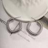 Joyería Xuping Acero Inoxidable Aretes Simples Moda Europea y Americana Personalidad Forma C Bambú Trenzado Corazón Aretes de Botón para Mujer