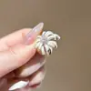 Pendientes de Flor de Esmalte Francés de Lujo Ligero de Gama Alta con un Ambiente Dulce y Elegante, Pendientes Súper Elegantes 2026, Accesorios para Orejas Únicos y Hermosos