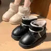 Botas de nieve impermeables de invierno al por mayor para mujer, con forro de felpa, suelas gruesas y diseño corto y cálido, adecuadas para uso en exteriores y con suela antideslizante y plantilla cómoda y acolchada.