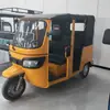 Equipado con 6 asientos para pasajeros, el triciclo eléctrico puede transportar a varios pasajeros en dos filas, lo que lo convierte en un vehículo ideal para hacer turismo en zonas turísticas.