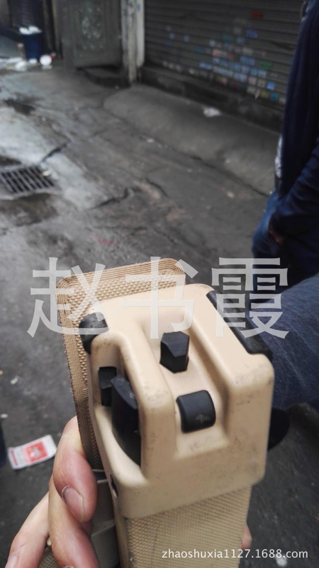 09年大众途锐后备箱遮物帘2