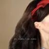 Diadema de punto roja vintage para mujer, con un aspecto sofisticado, perfecta para otoño e invierno, con un diseño de corona alta, ala ancha plisada y estilo versátil.